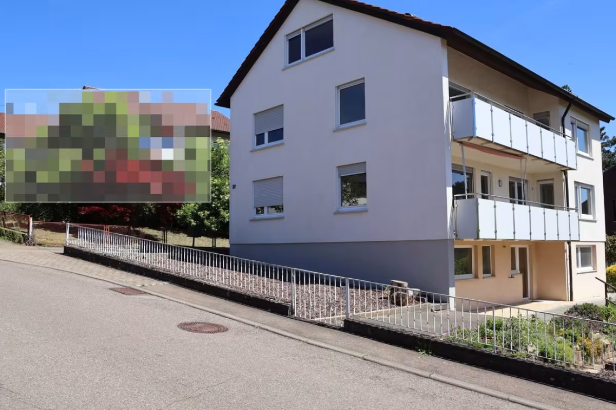 Das Zweifamilienhaus mit Balkon von der Strasse aus